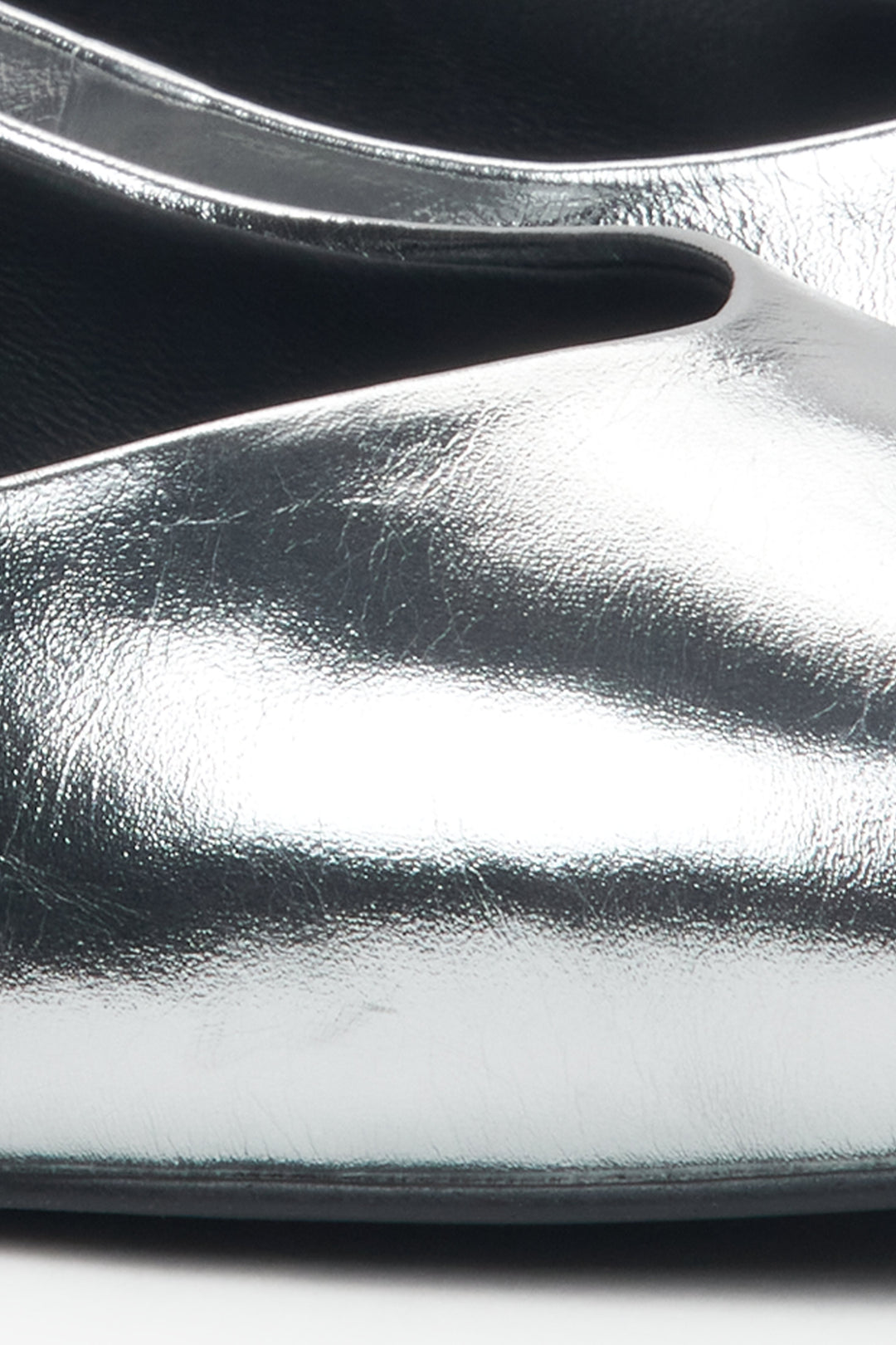 Elegante Ballerinas in Silber mit spitz zulaufender Vorderseite – Estro ER00115994