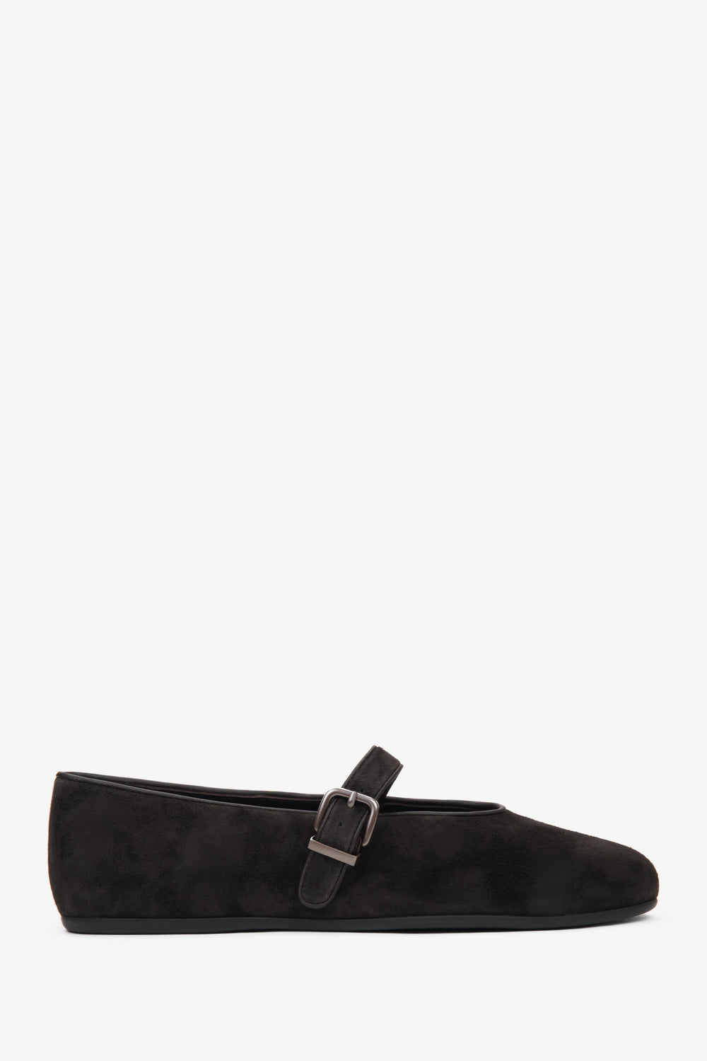Reines Seitenprofil des linken dunkelbraunen Damen-Ballerinas aus weichem Veloursleder mit Schnalle von Estro
