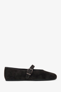 Reines Seitenprofil des linken dunkelbraunen Damen-Ballerinas aus weichem Veloursleder mit Schnalle von Estro