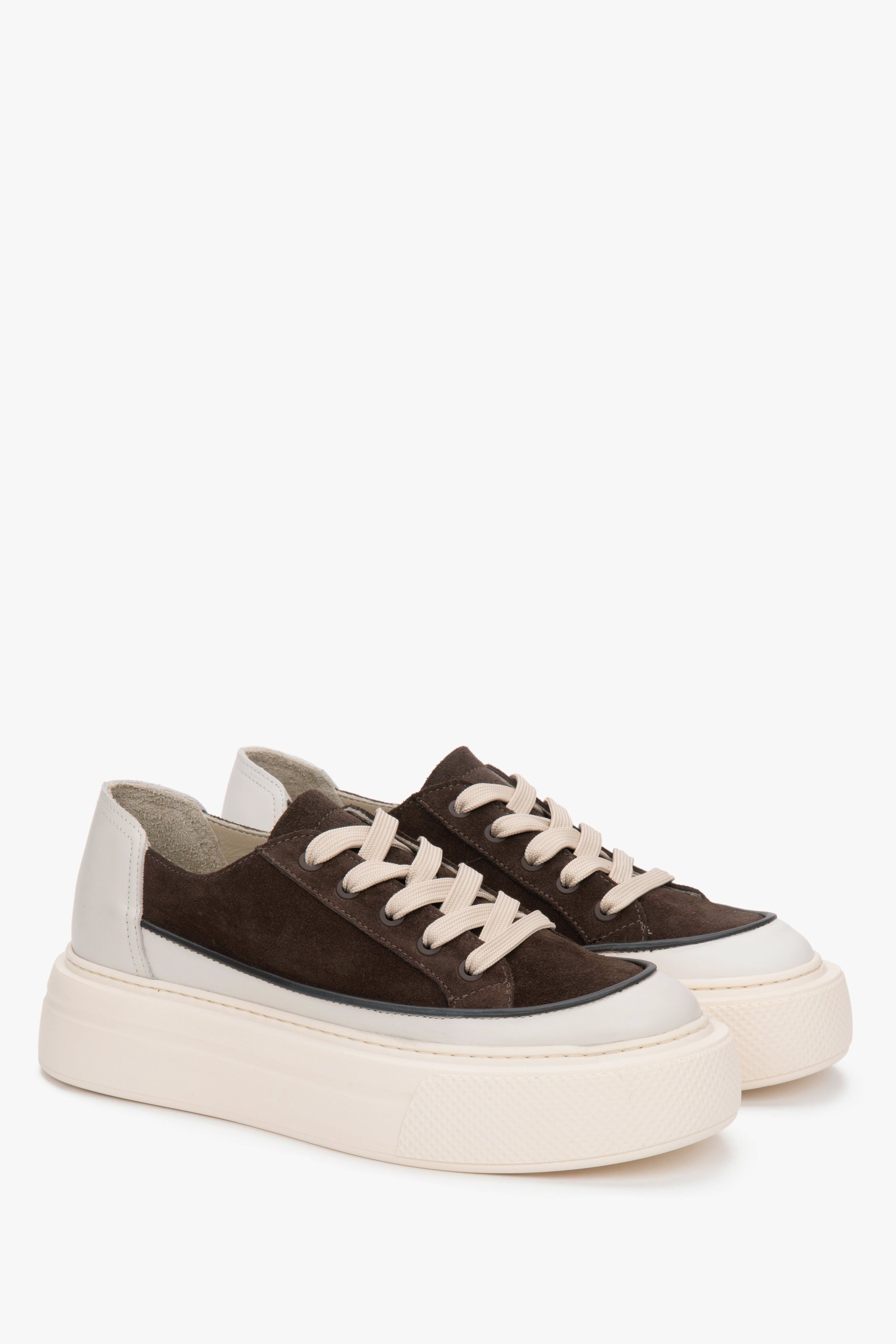 Schräge Seitenansicht der beige-braunen Damen-Sneaker auf Plateausohle von Estro.