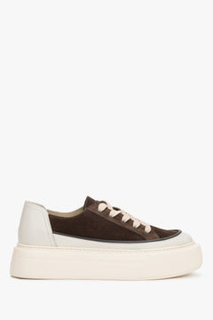 Flaches Seitenprofil der beigen Sneaker mit braunen Leder-Einsätzen und PU-Sohle.