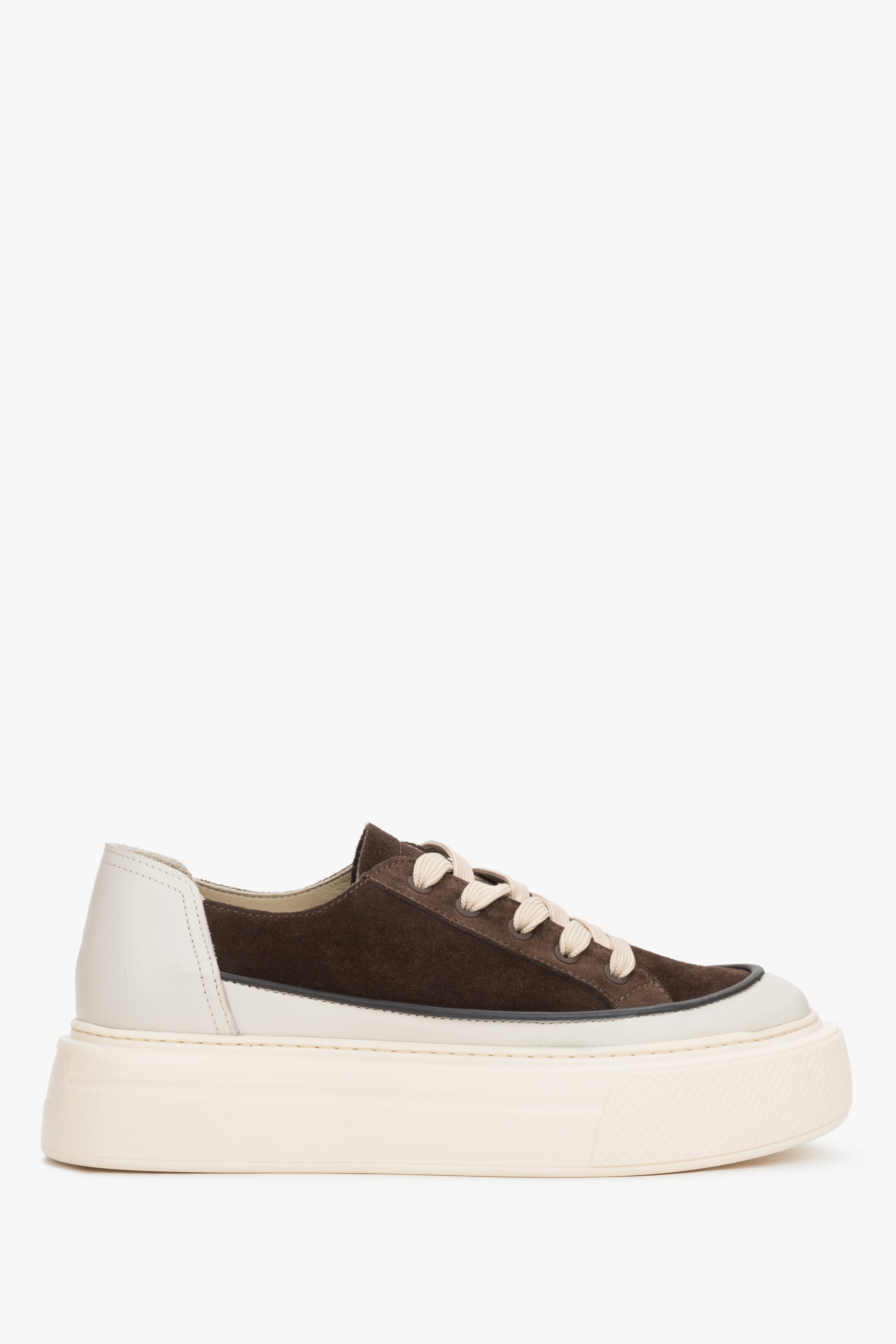 Flaches Seitenprofil der beigen Sneaker mit braunen Leder-Einsätzen und PU-Sohle.