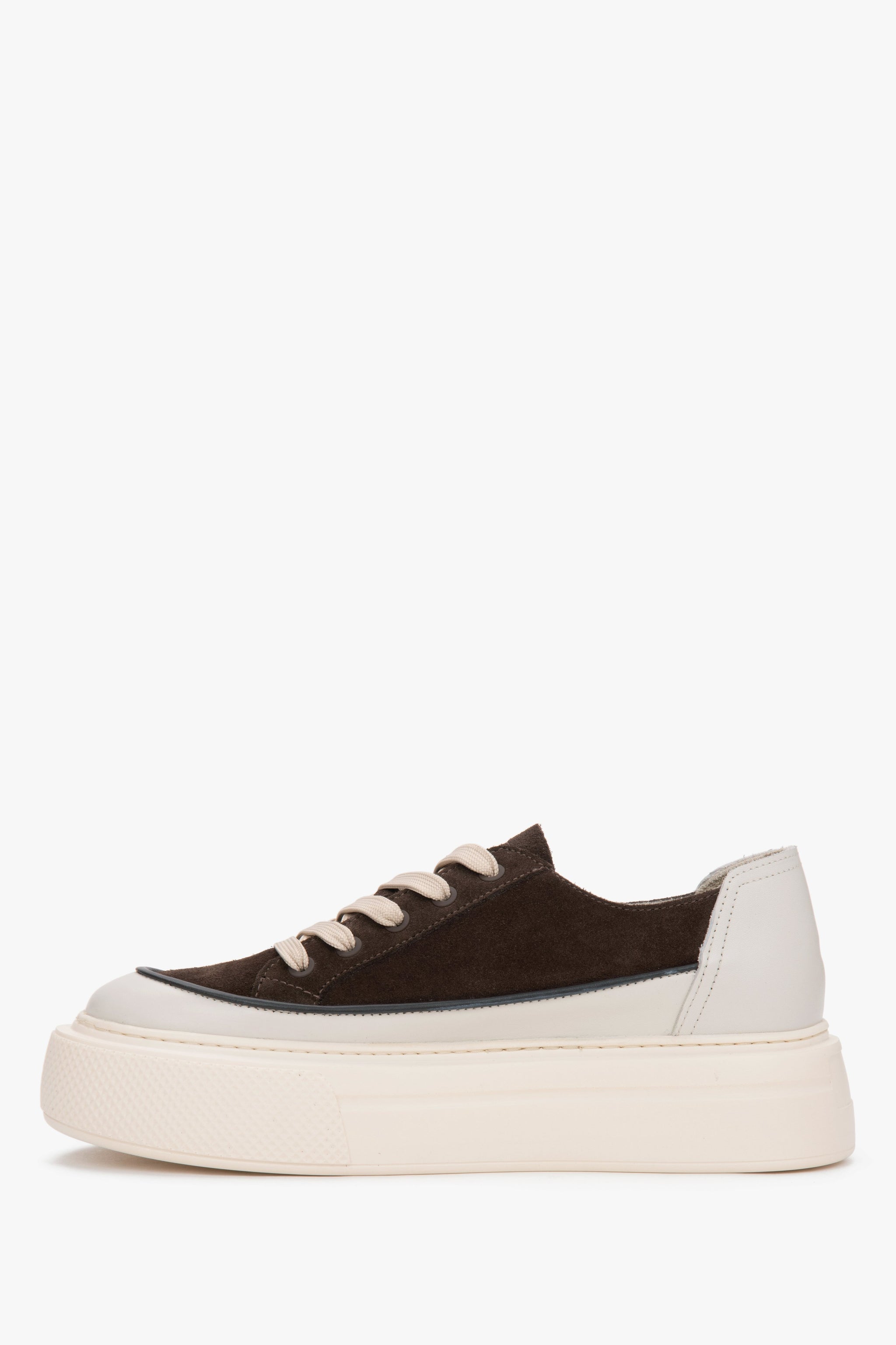 Linkes Seitenprofil der beigen Sneaker mit braunen Leder-Einsätzen und PU-Sohle.