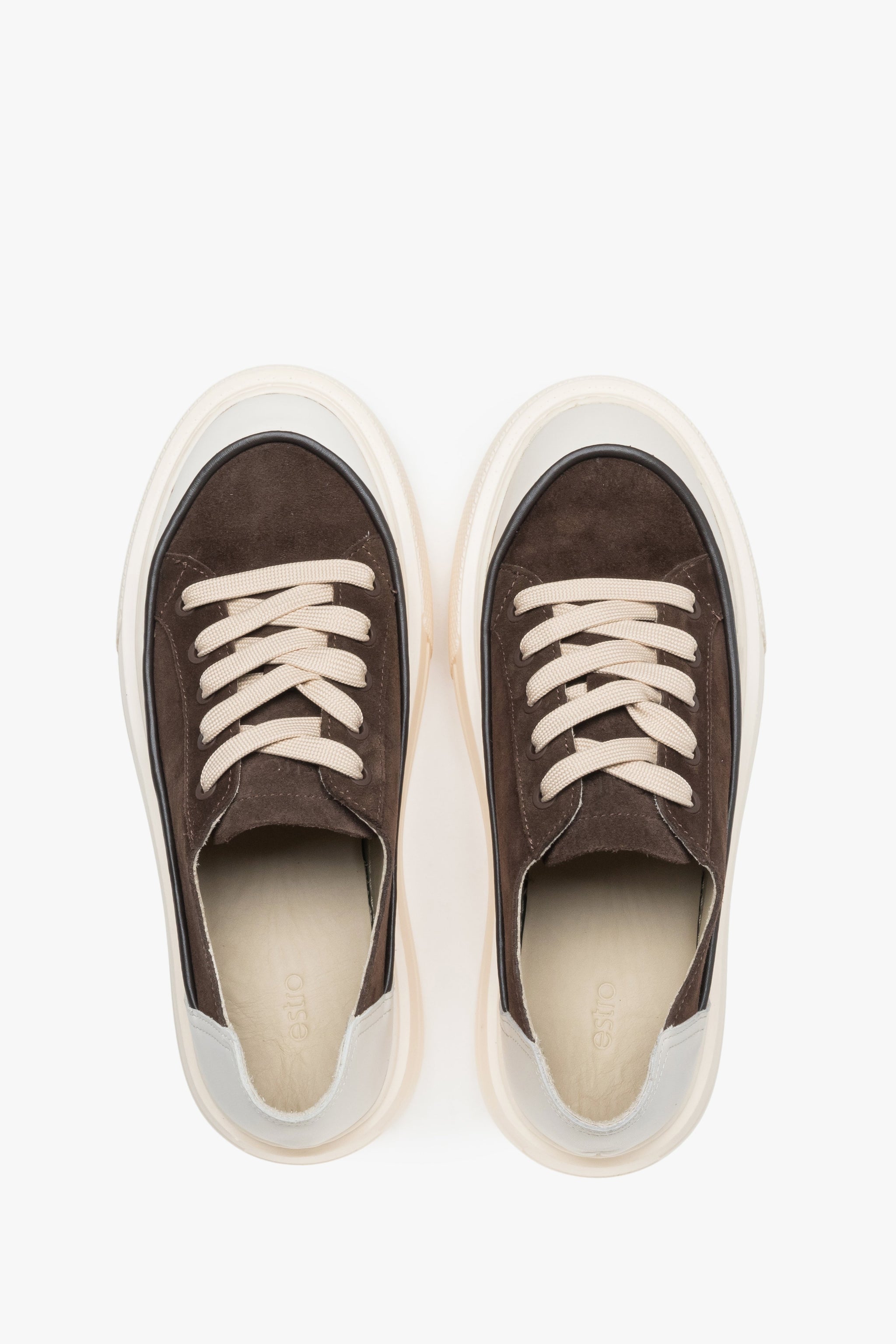 Draufsicht auf das Paar beiger Sneaker aus Leder und Velours mit Schnürung.