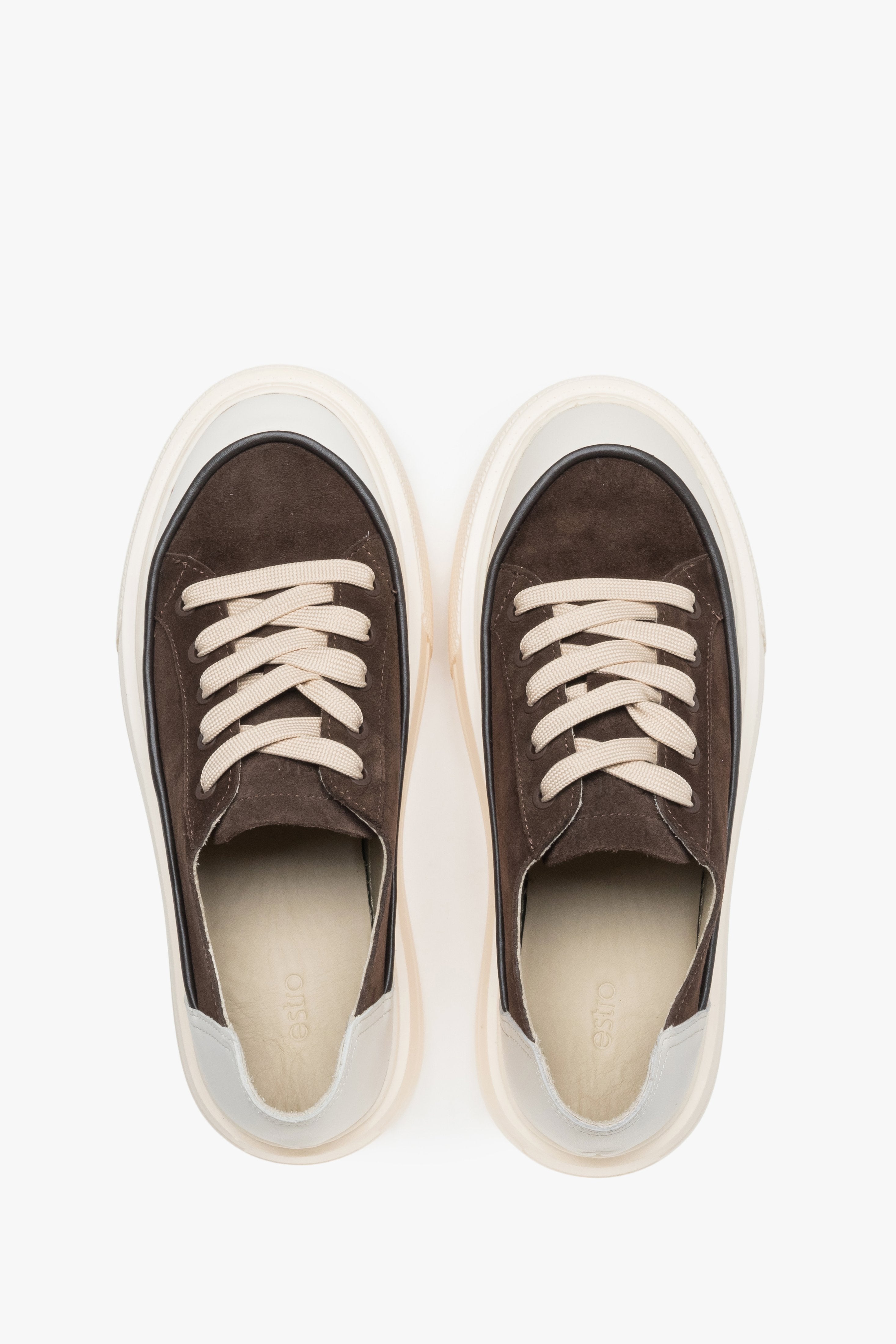 Draufsicht auf das Paar beiger Sneaker aus Leder und Velours mit Schnürung.