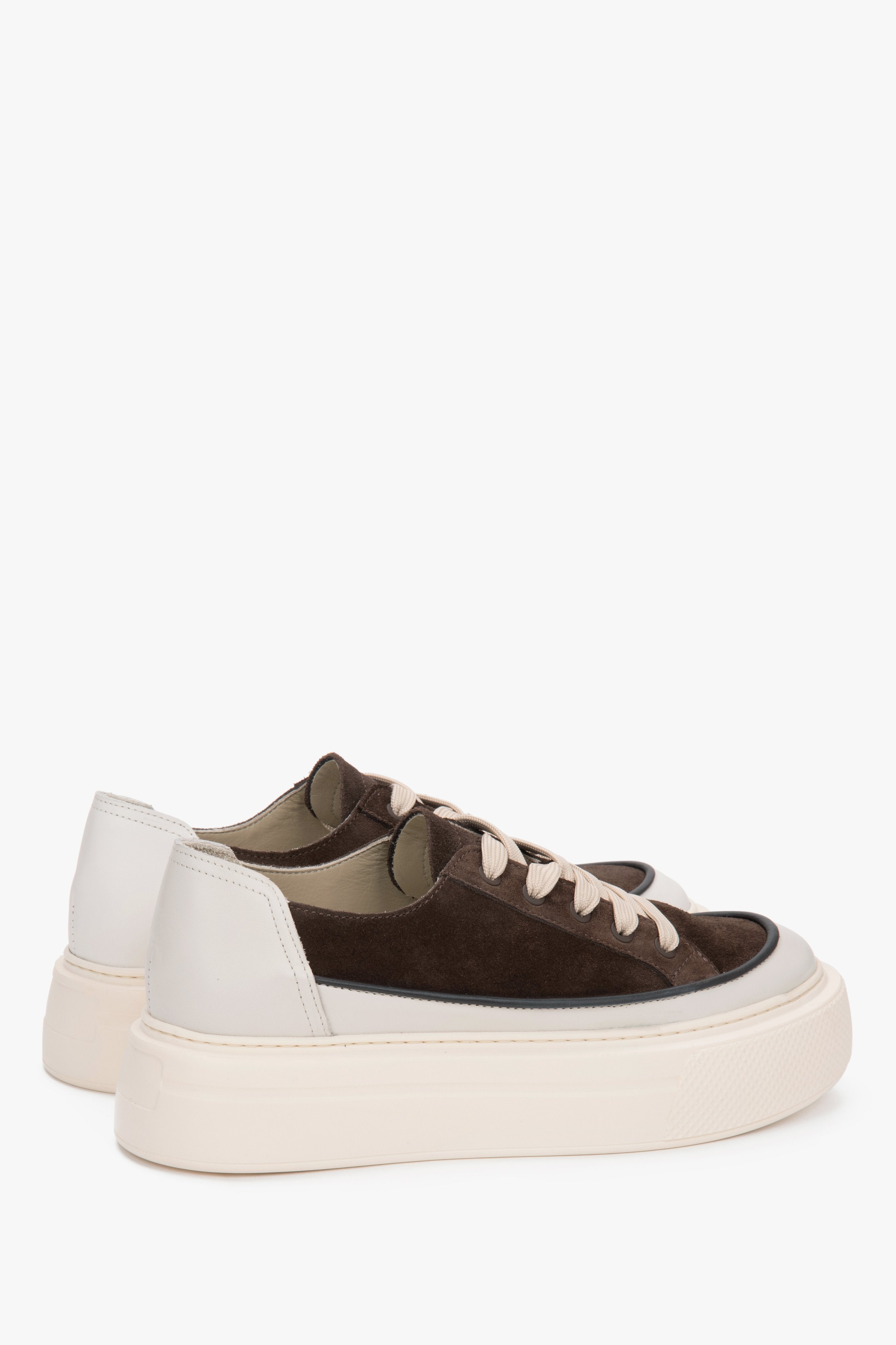 Rückansicht der Damen-Sneaker mit Plateausohle und weicher Fersenkappe.