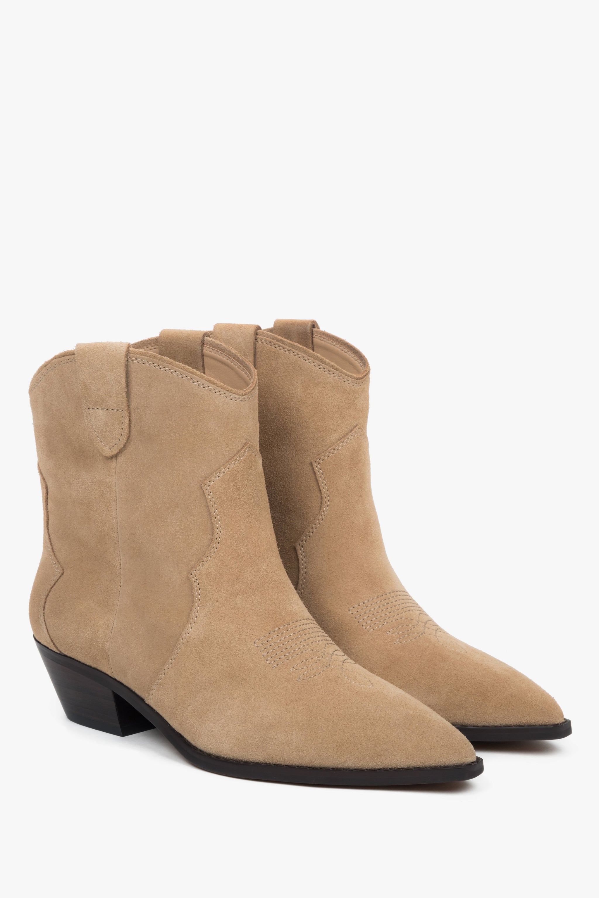 Beige niedrige Damen-Cowboystiefel von Estro aus weichem Veloursleder. 
