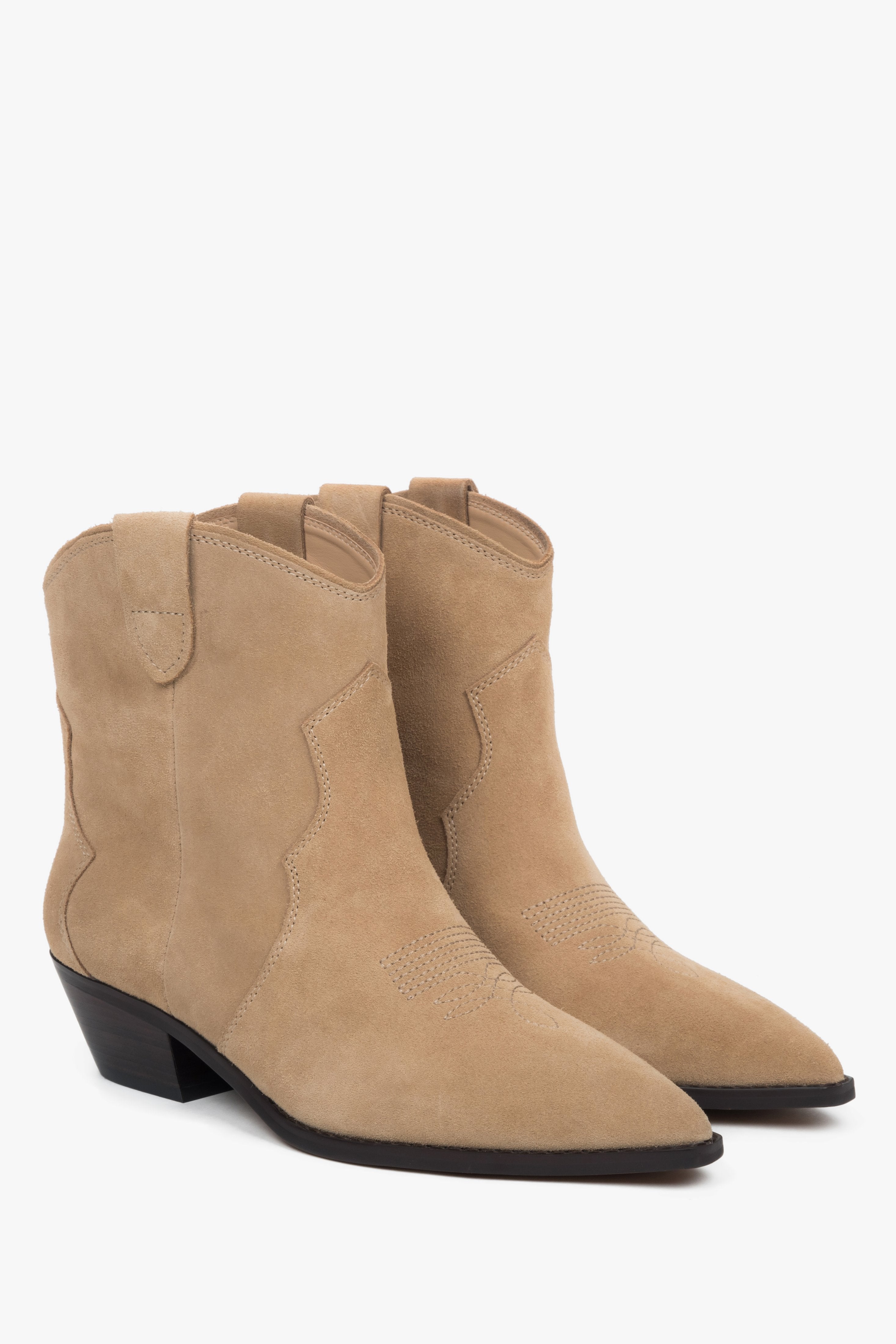 Beige niedrige Damen-Cowboystiefel von Estro aus weichem Veloursleder. 