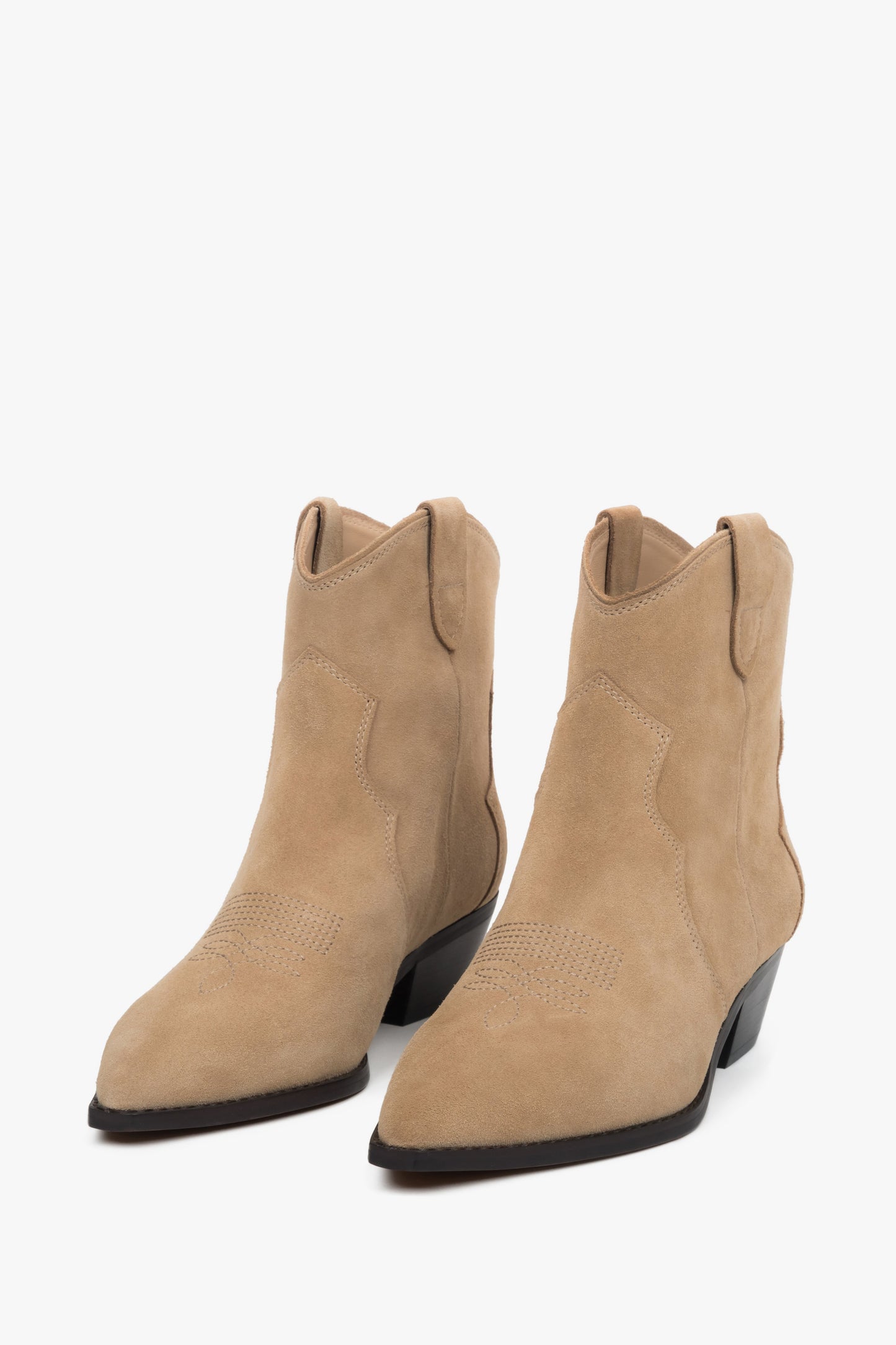 Nahaufnahme der hellen Veloursleder-Struktur bei beigen Cowboy-Stiefeletten.