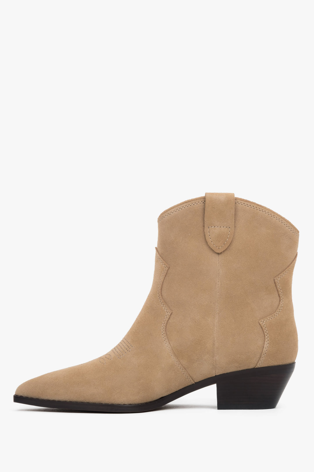 Elegante beige Western-Boots für Damen mit typischem Blockabsatz.