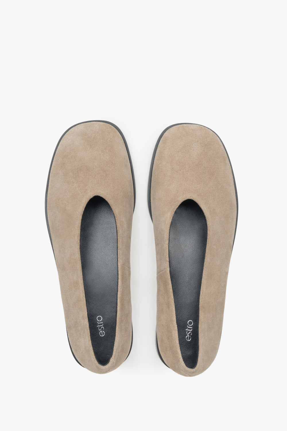 Beige Ballerinas von Estro mit samtigem Griff, aus weichem Velours gefertigt.
