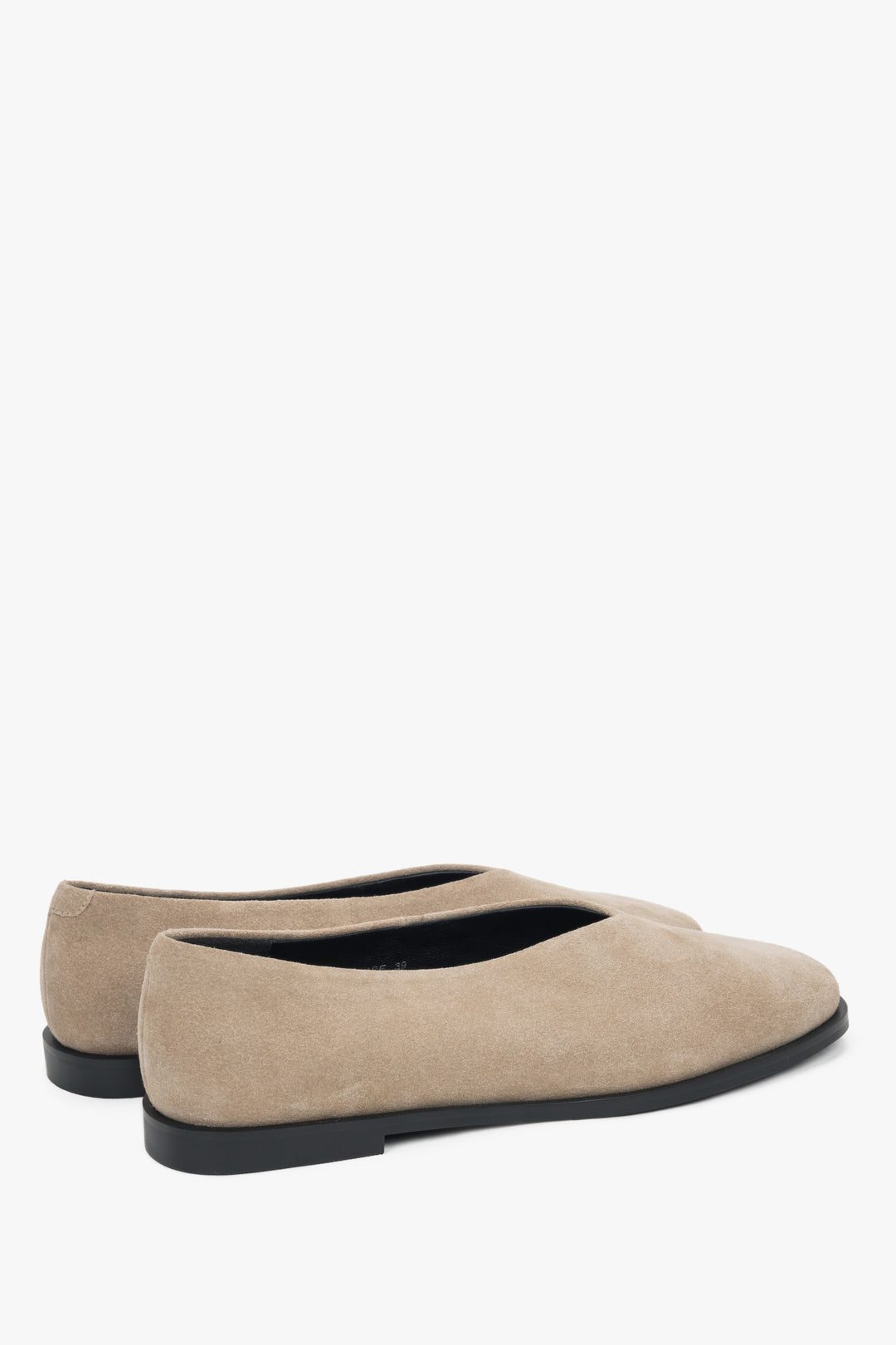 Beige Velours-Ballerinas im Barfußstil von Estro, die sich perfekt der Fußform anpassen.