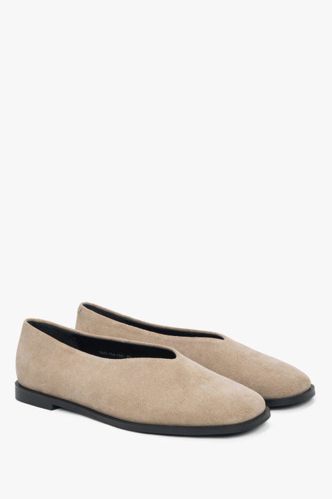 Beige Barfuß-Ballerinas von Estro aus besonders weichem, naturbelassenem Velours.

