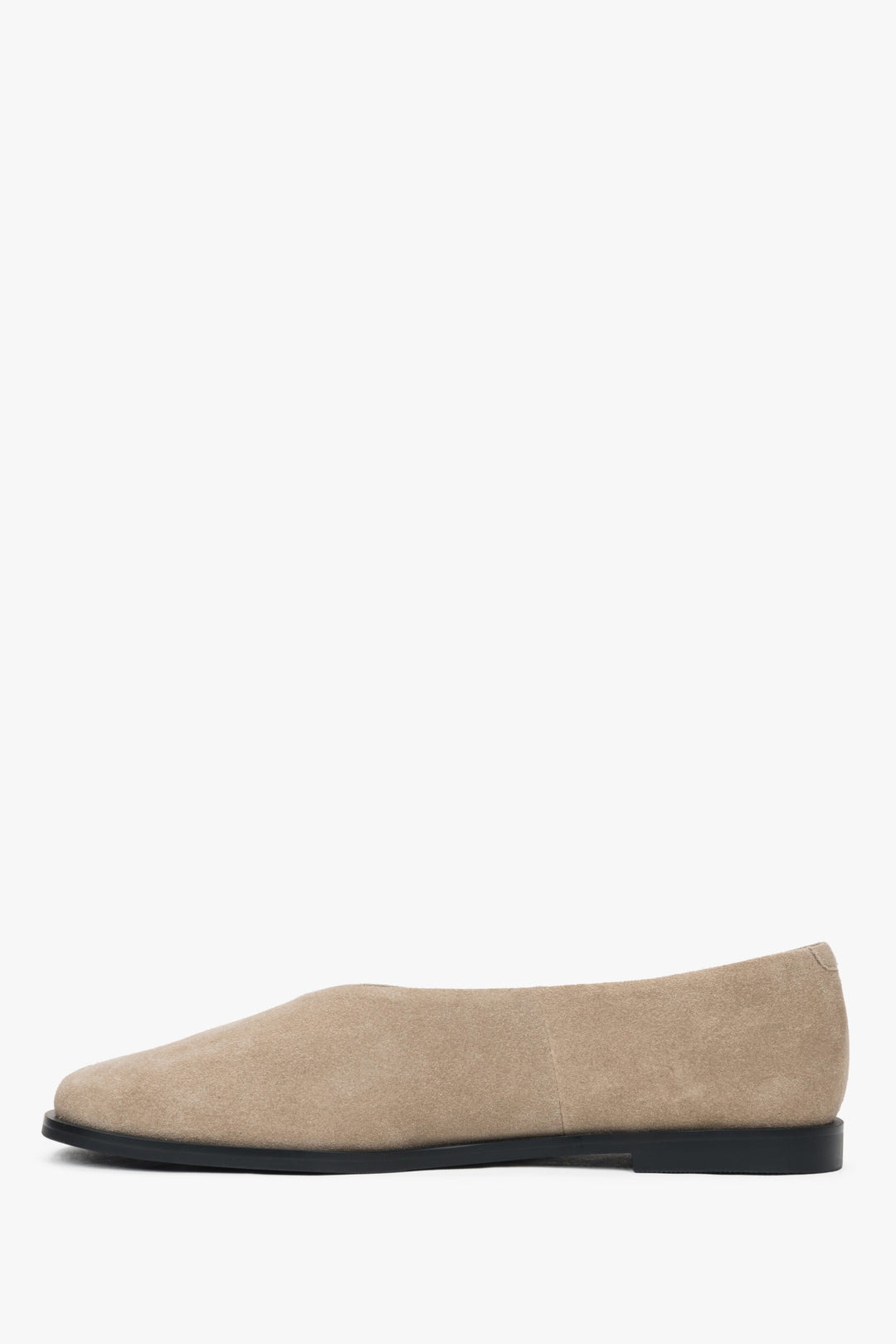 Elegante beige Ballerinas von Estro, gefertigt aus samtigem, naturbelassenem Velours im minimalistischen und bequemen Barfußstil.