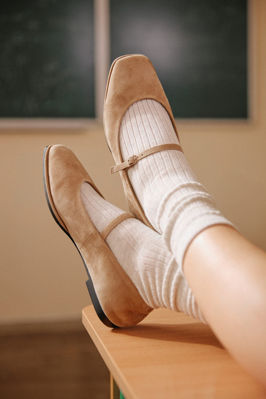 Beige Damen-Ballerinas aus weichem Naturveloursleder Estro.