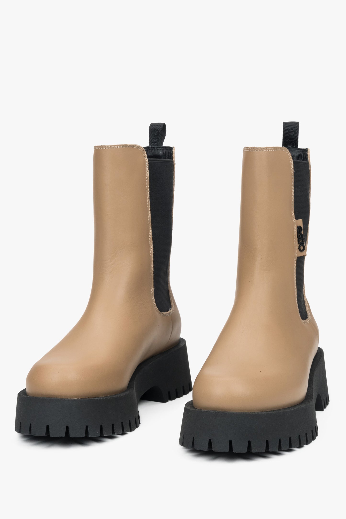 Damen High-Chelsea-Stiefel aus echtem Leder in Beige von Estro – Frontansicht des Modells.