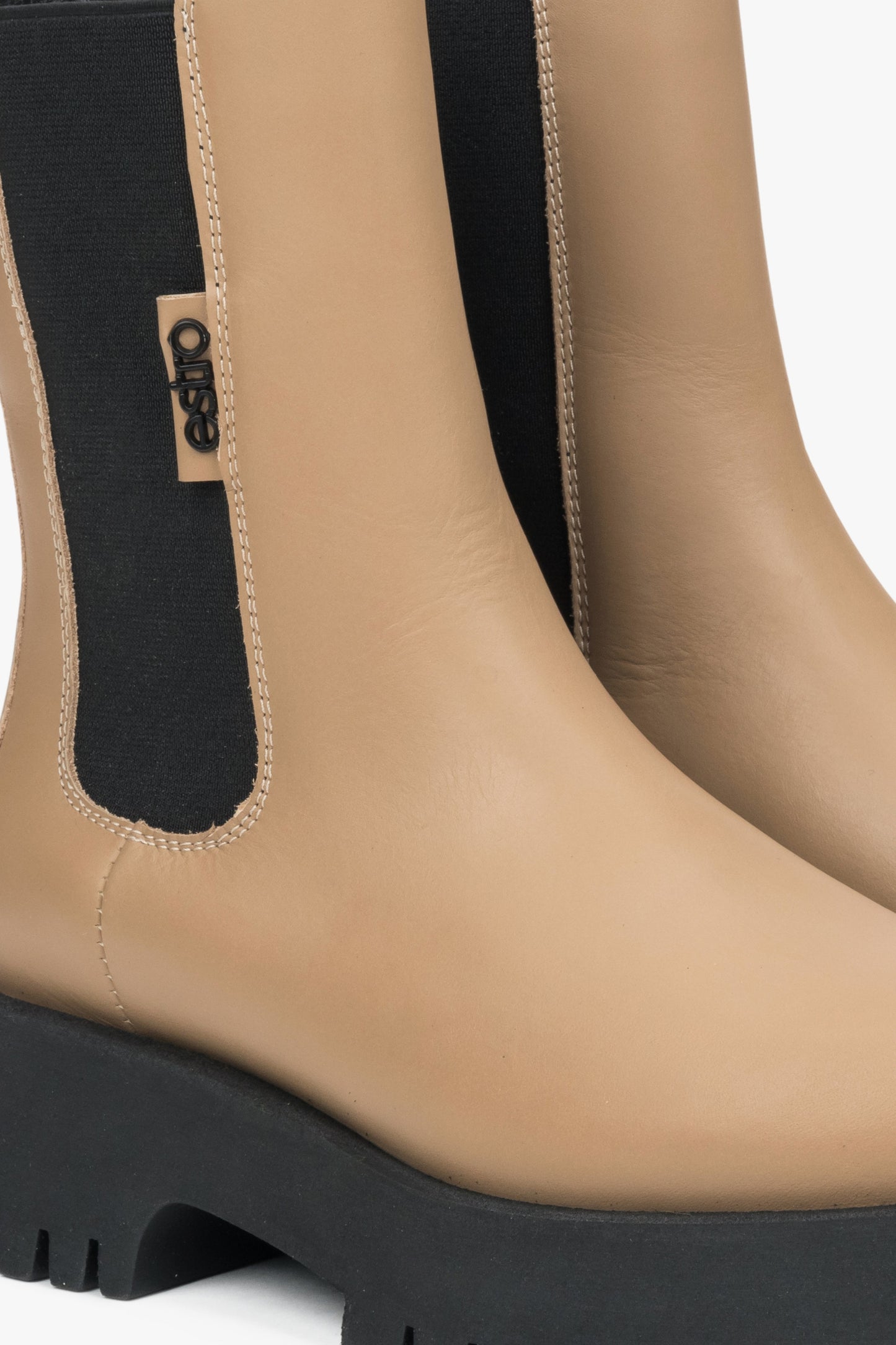 Damen hohe Chelsea-Boots von Estro in Beige – Nahaufnahme der Details.