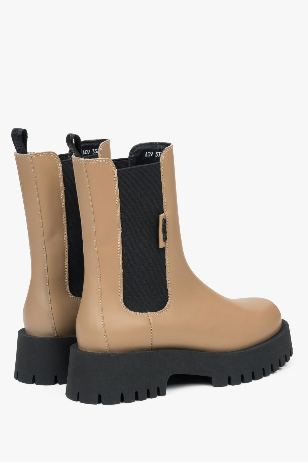 Beige hohe Damen Chelsea-Stiefel von Estro – Nahaufnahme der Ferse und der Seitennaht.
