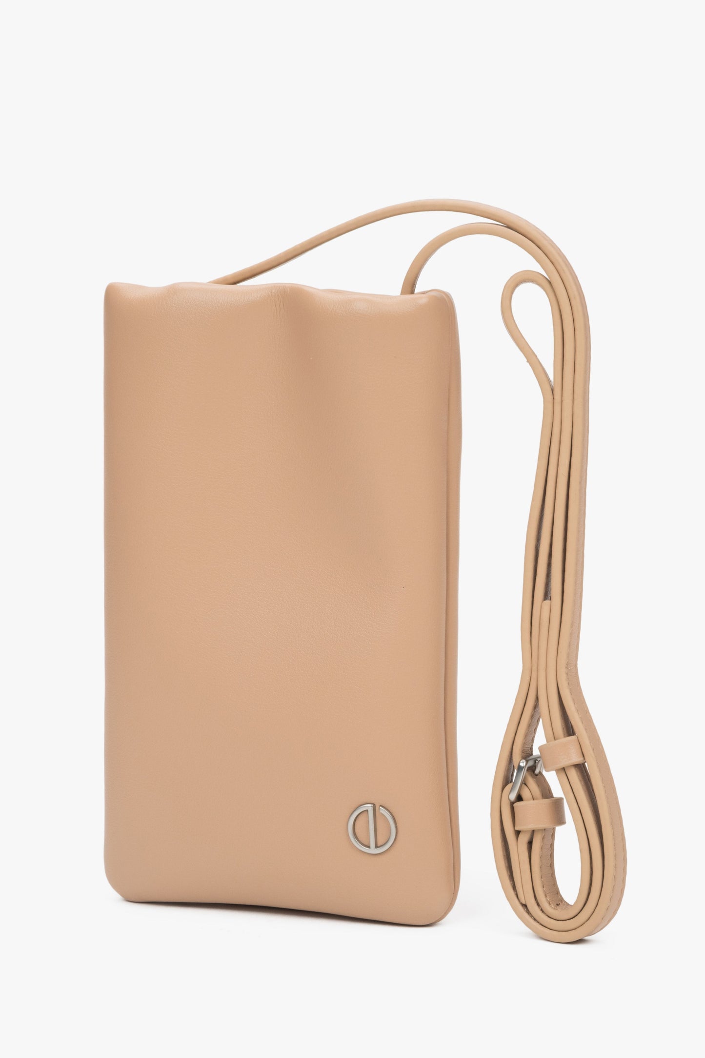 Handytasche aus beigem, naturbelassenem Leder.
