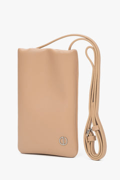 Handytasche aus beigem, naturbelassenem Leder.