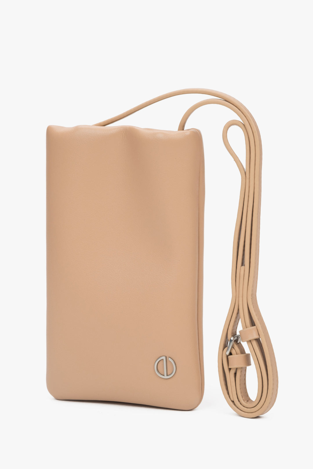 Handytasche aus beigem, naturbelassenem Leder.