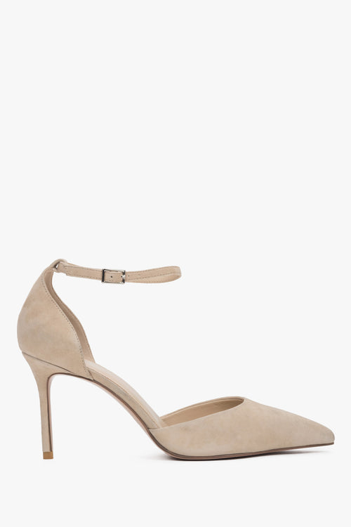 Seitenansicht der beigen High Heels mit spitzer Zehenpartie und Schnallenverschluss.