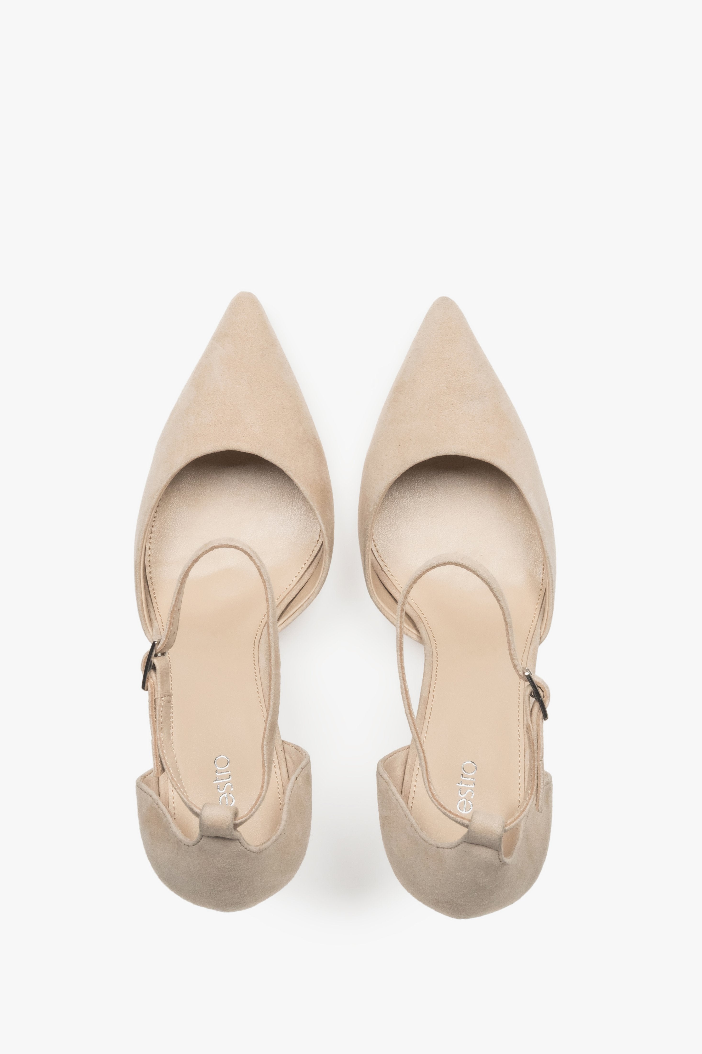 Detailansicht der Schnalle mit silberfarbenen Beschlägen an beigen Estro High Heels.