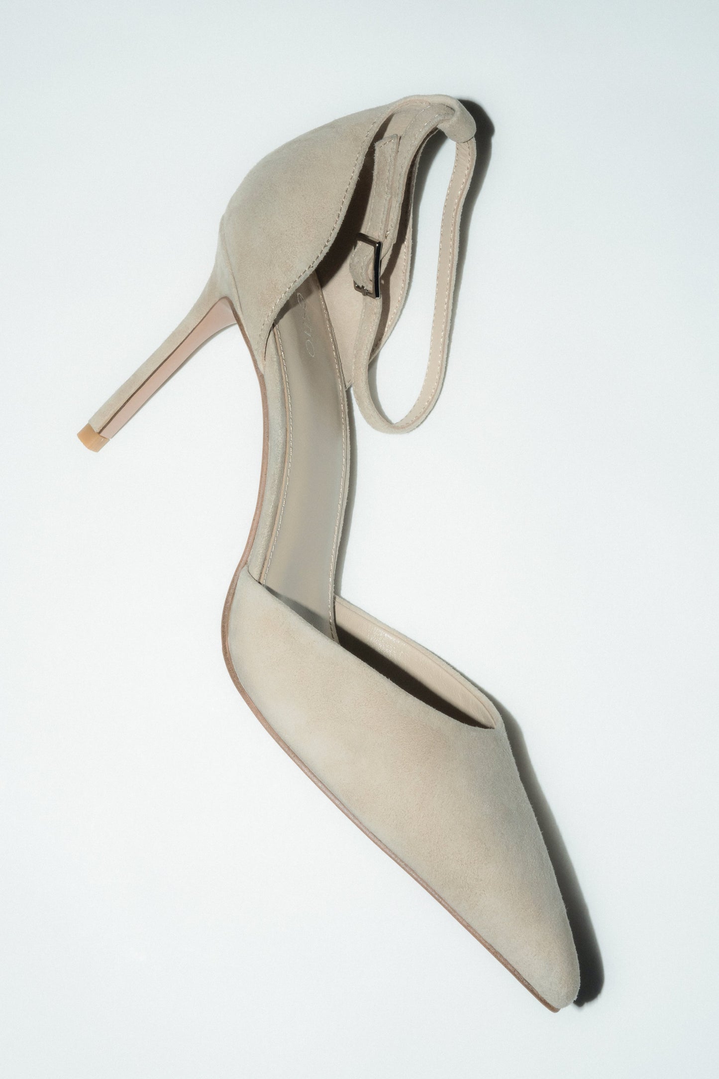 Linke Seitenansicht der beigen Damen-High-Heels mit Schnallenverschluss und spitzer Zehenpartie.