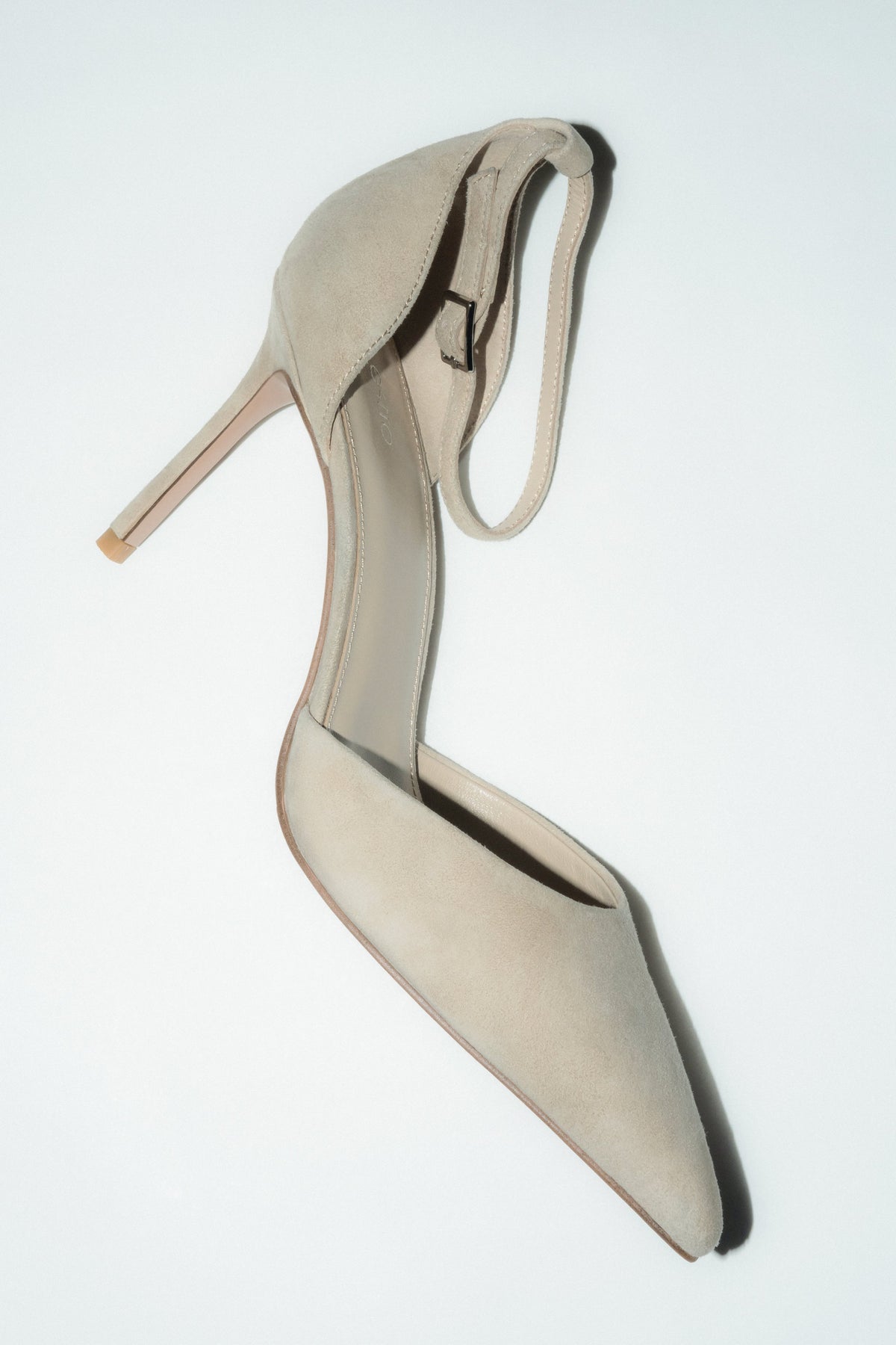 Linke Seitenansicht der beigen Damen-High-Heels mit Schnallenverschluss und spitzer Zehenpartie.