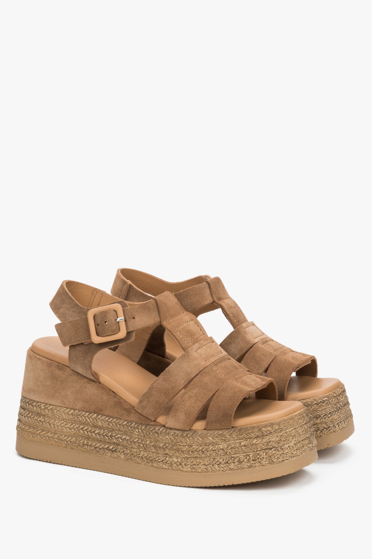 Paar beige Keilsandaletten mit Jute-Flechtwerk von vorne