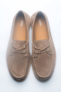 Draufsicht auf das Paar beiger Damen-Loafer im Bootsschuh-Stil aus Velours.