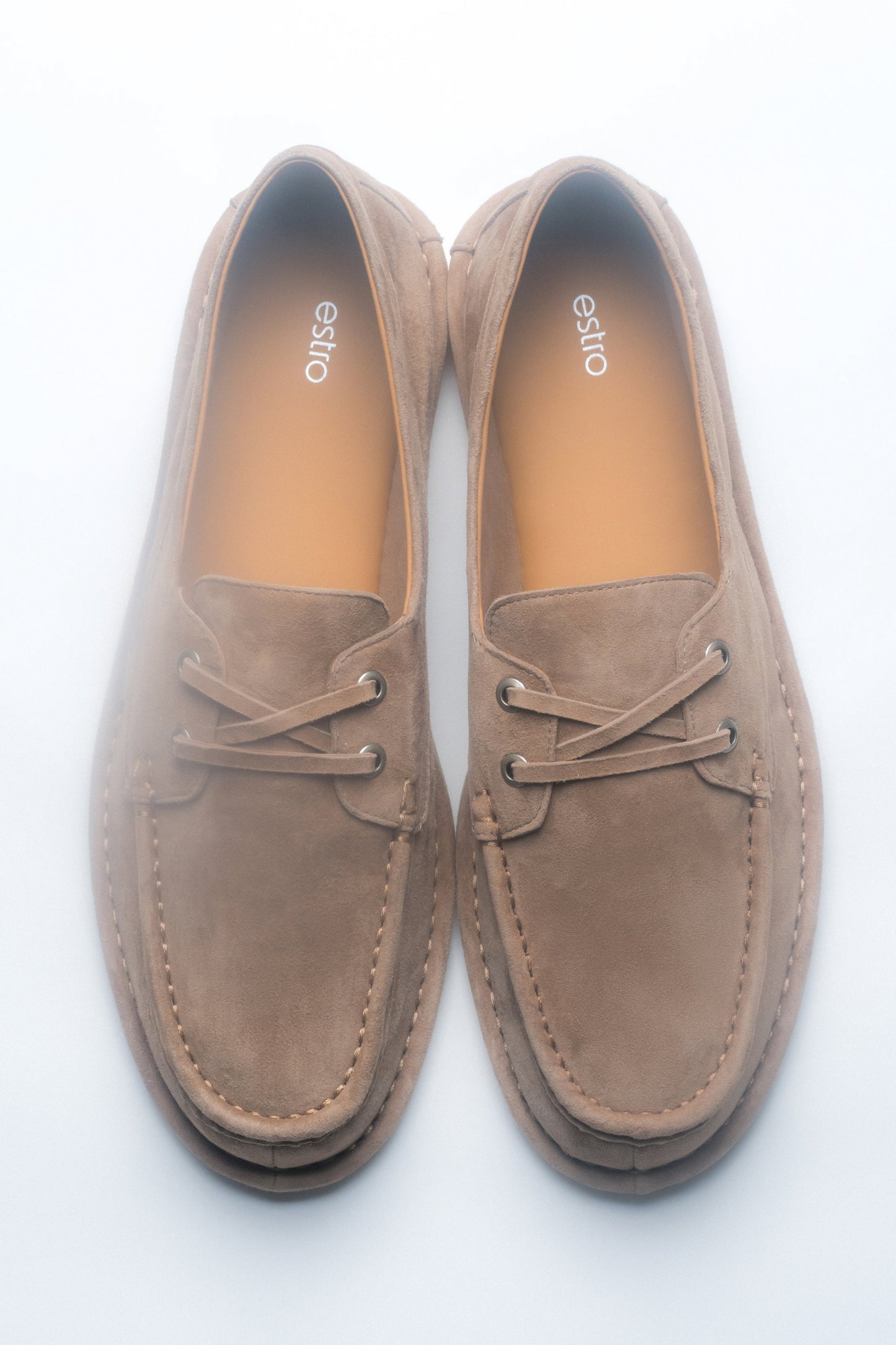 Draufsicht auf das Paar beiger Damen-Loafer im Bootsschuh-Stil aus Velours.