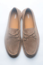 Draufsicht auf das Paar beiger Damen-Loafer im Bootsschuh-Stil aus Velours.