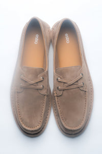 Draufsicht auf das Paar beiger Damen-Loafer im Bootsschuh-Stil aus Velours.