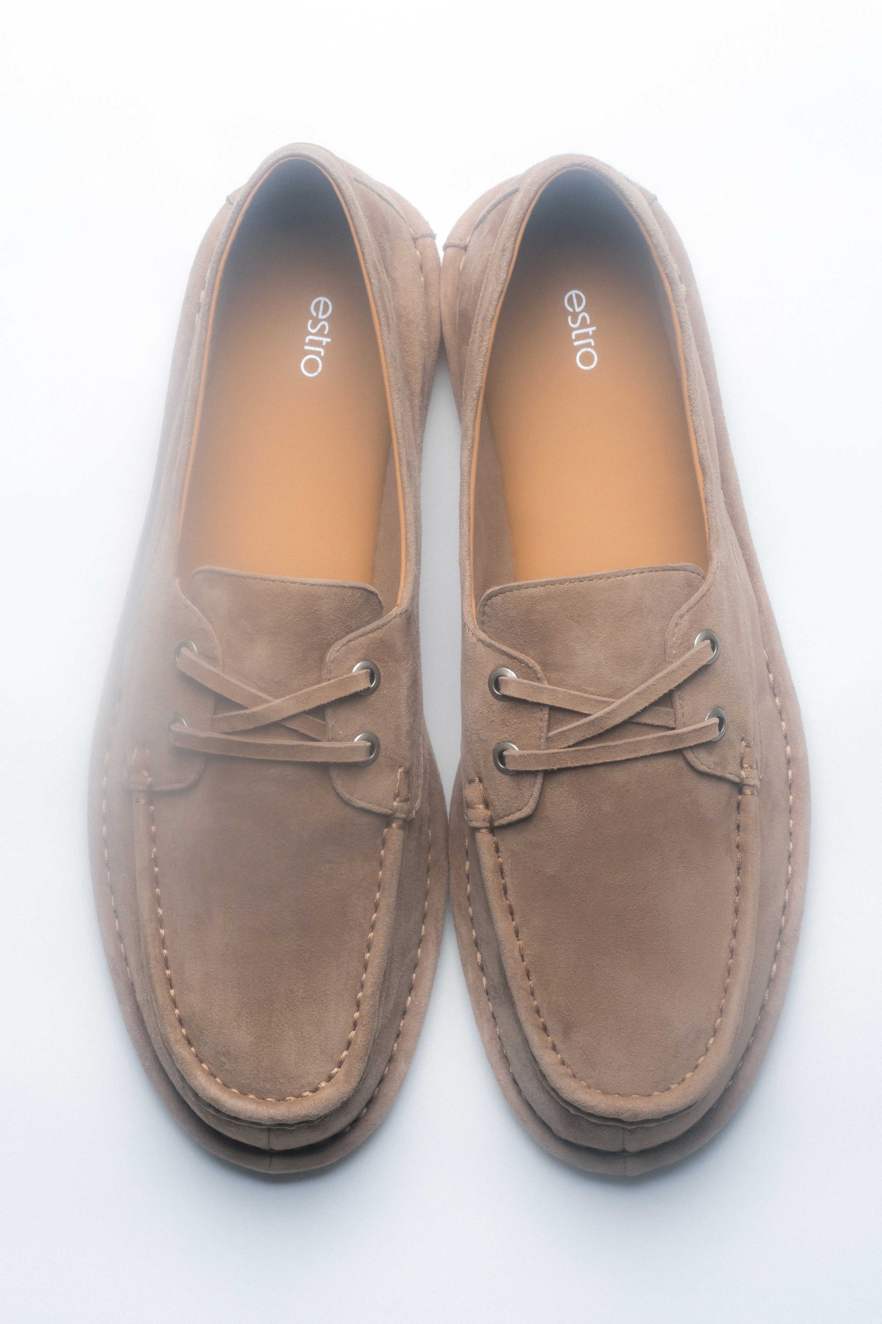 Draufsicht auf das Paar beiger Damen-Loafer im Bootsschuh-Stil aus Velours.