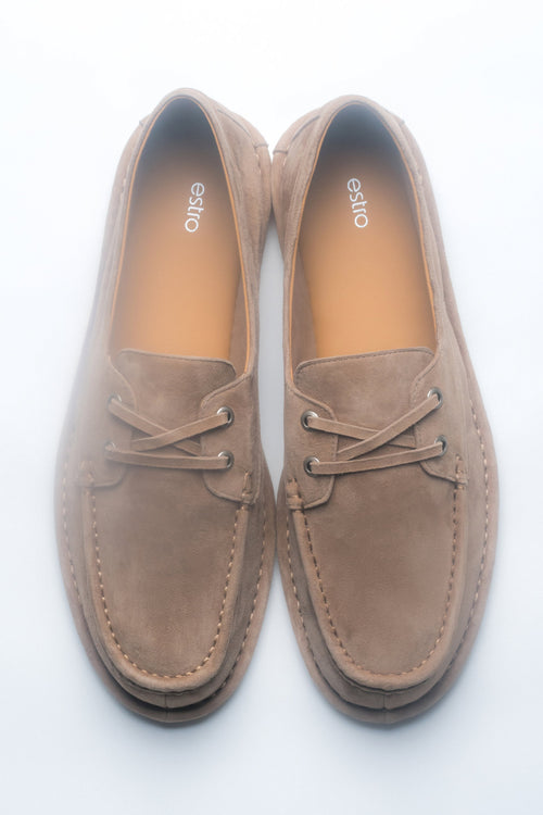 Draufsicht auf das Paar beiger Damen-Loafer im Bootsschuh-Stil aus Velours.
