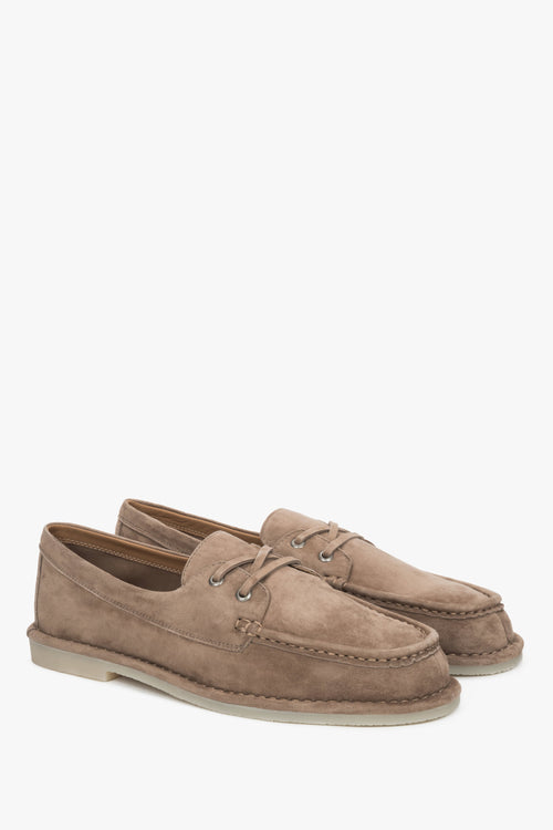 Schräge Ansicht der beigen Velours-Loafer mit klassischer Zierschnürung.