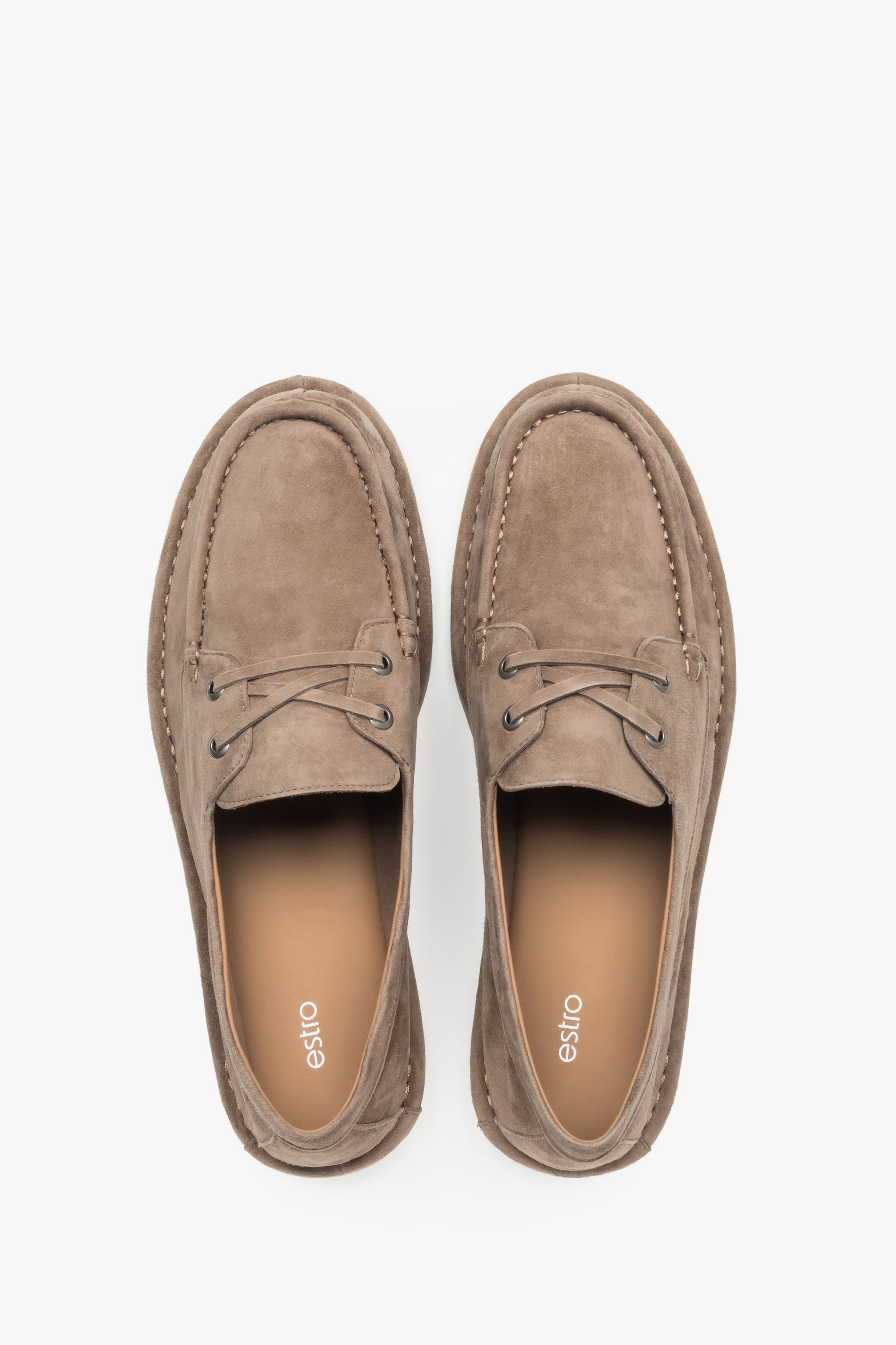 Draufsicht auf die beigen Schlupfschuhe, die das Echtlederfutter zeigt.