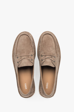 Draufsicht auf die beigen Schlupfschuhe, die das Echtlederfutter zeigt.