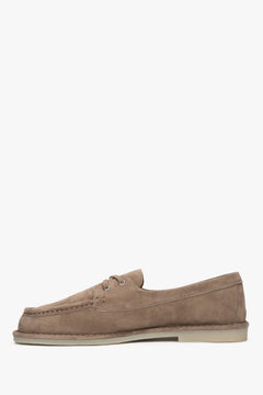 Profilansicht der beigen Damen-Loafer aus Naturvelours.