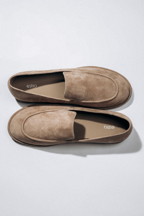 Draufsicht auf das Paar beiger Damen-Loafer aus weichem Naturvelours.