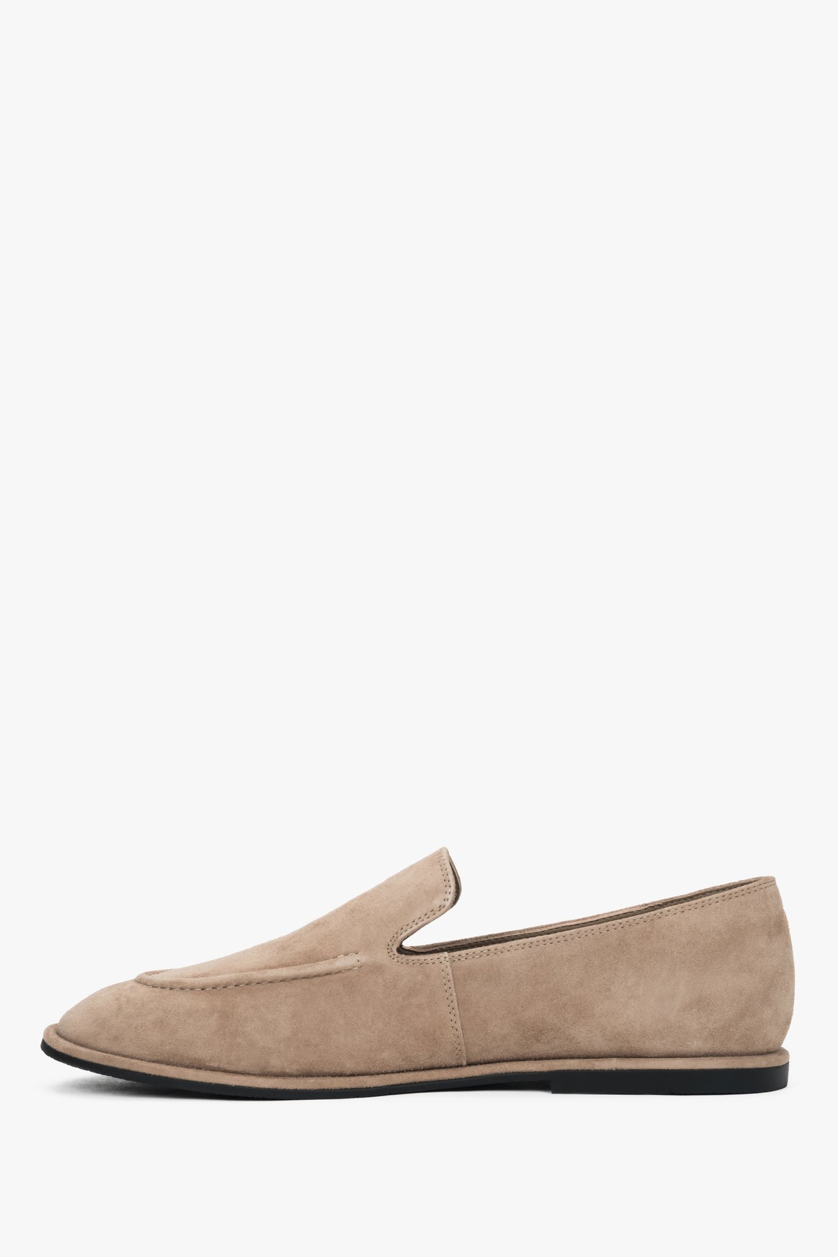Flache Seitenansicht des bequemen beigen Damen-Loafers von Estro.