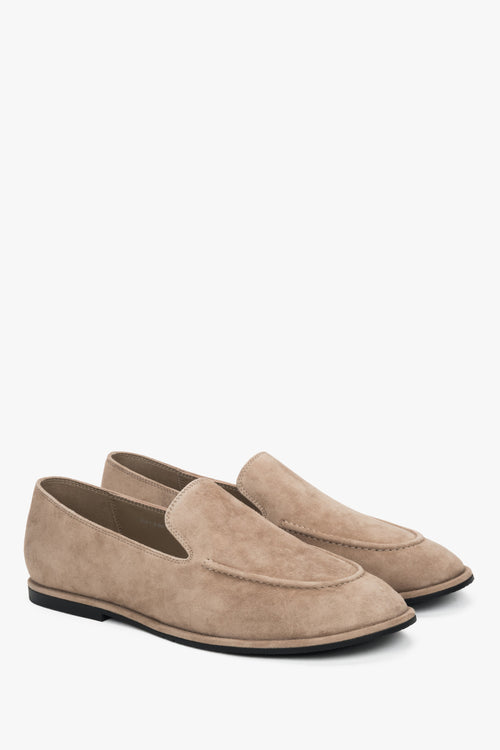 Schräge Ansicht der beigen Velours-Loafer mit sichtbaren erhabenen Nähten.