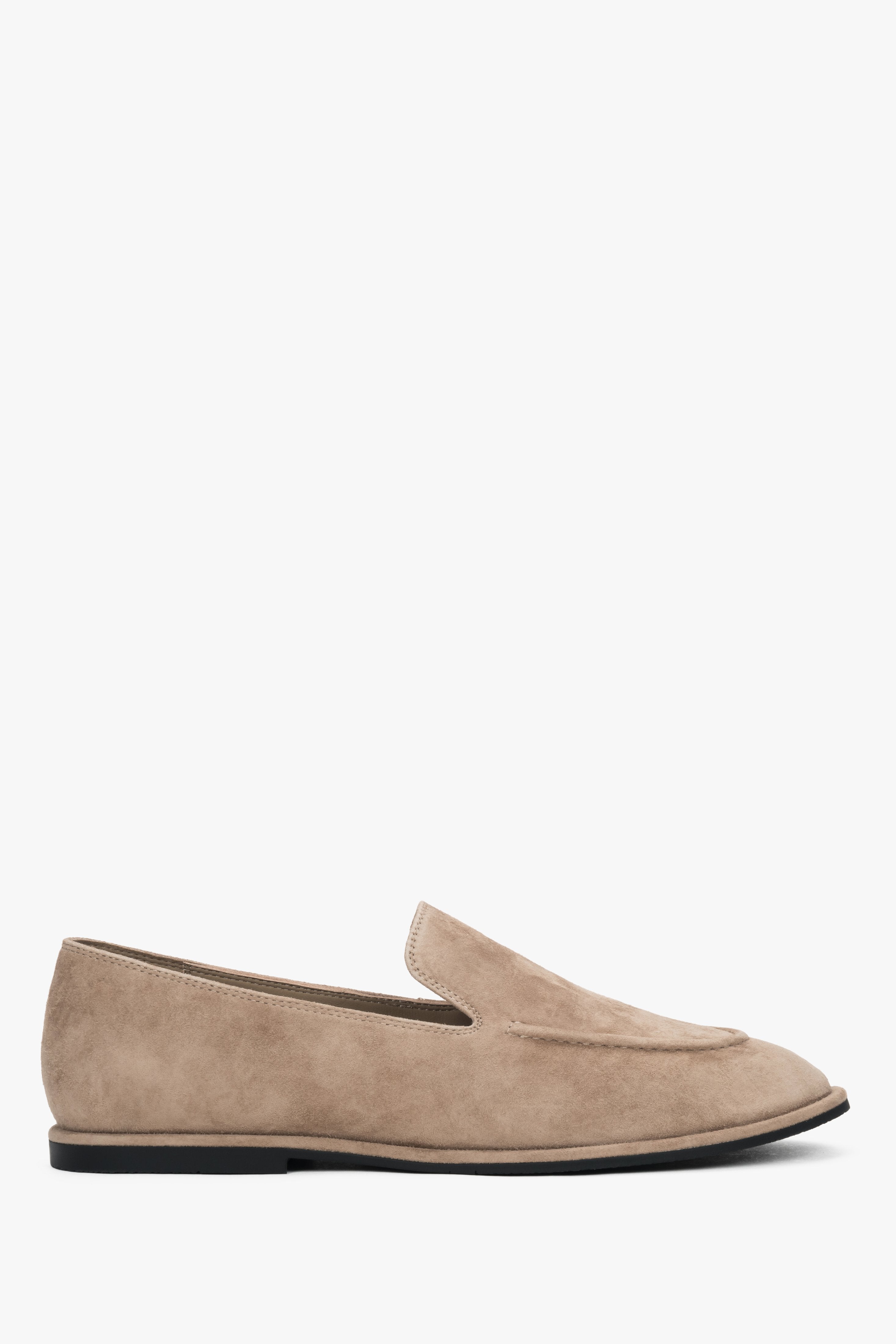 Seitenansicht des beigen Loafers mit flacher Gummisohle.