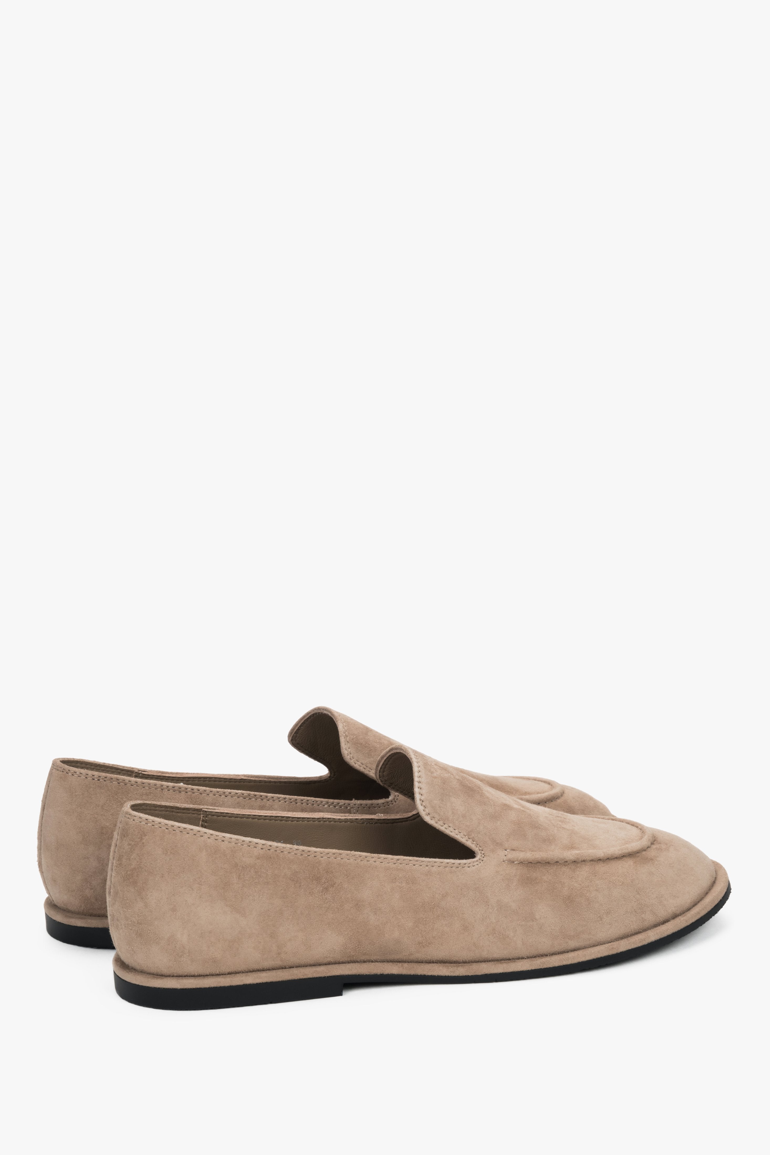 Rückansicht des bequemen beigen Damen-Loafers von Estro.