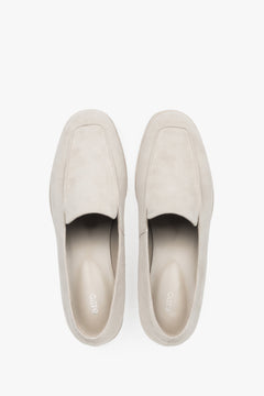 Beige Damen-Loafer aus Veloursleder von oben mit Chevreau-Lederdecksohle