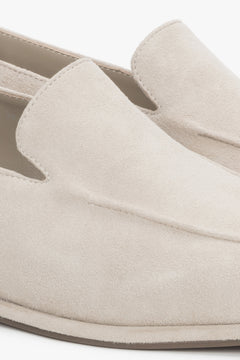 Detailansicht beiger Damen-Loafer aus Veloursleder mit erhabener Naht