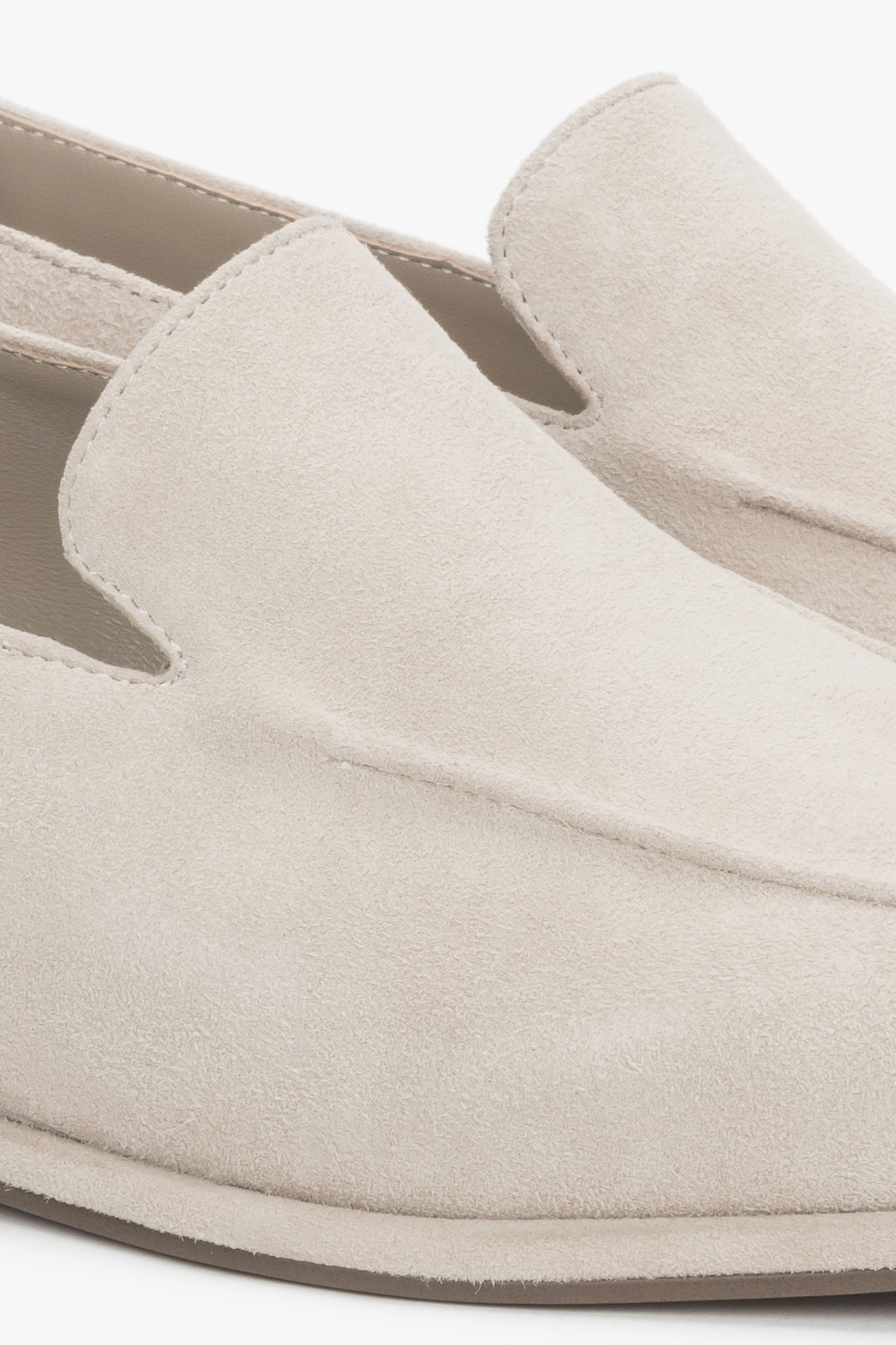 Detailansicht beiger Damen-Loafer aus Veloursleder mit erhabener Naht