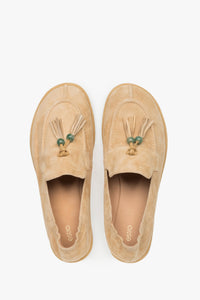 Draufsicht auf das Paar beige Damen-Loafer im Barefoot-Stil mit Zierquaste