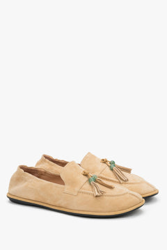 Schrägansicht der beigen Veloursleder-Loafer mit flexibler Sohle